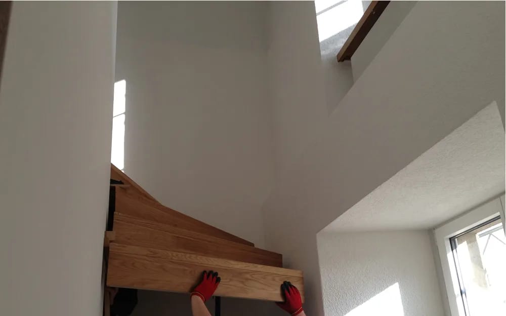 Die neue Treppe wird gesetzt